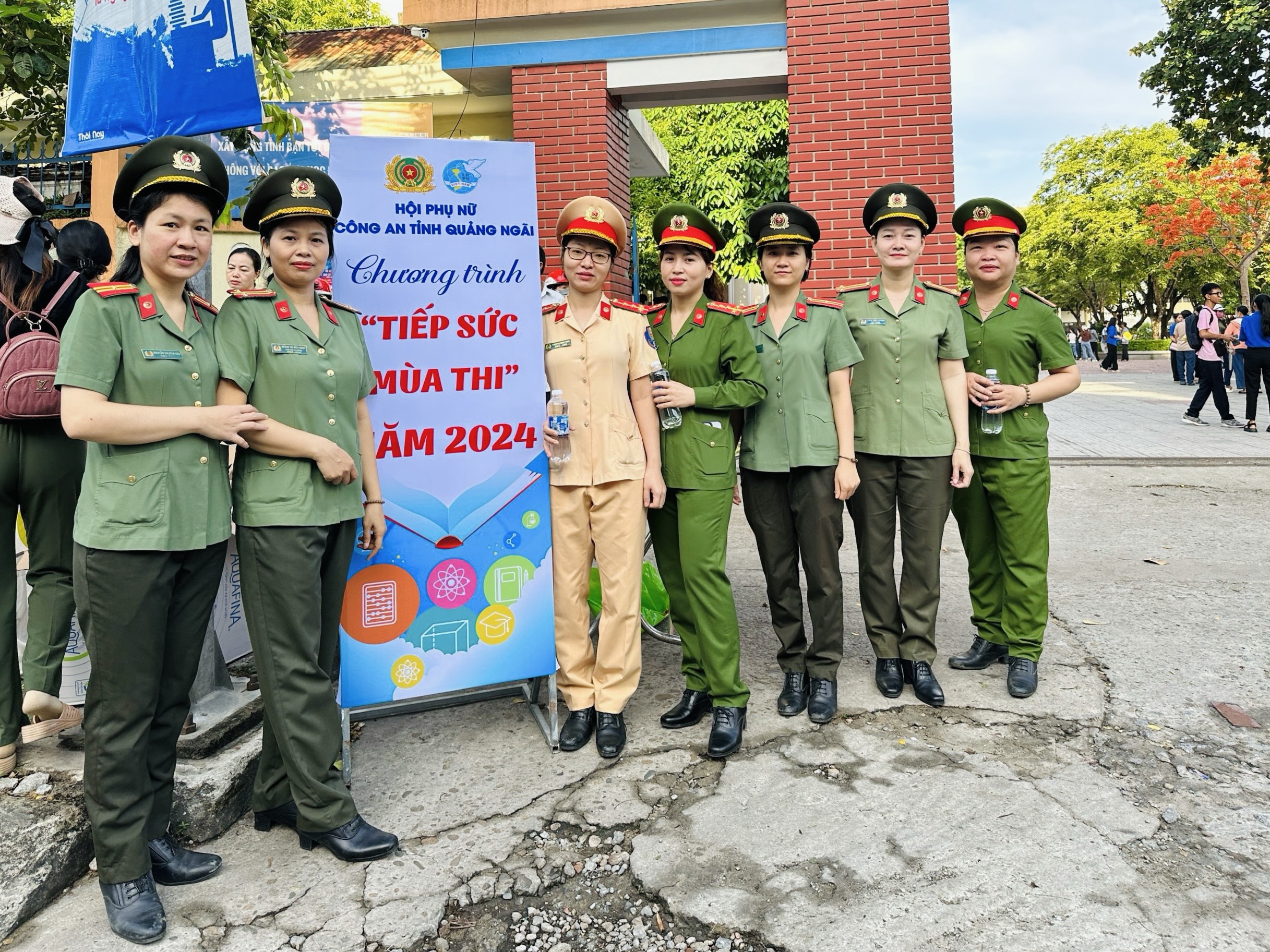 Quảng Ngãi: Các nữ chiến sĩ công an nhiệt tình "Tiếp sức mùa thi" năm 2024 - Ảnh 4.