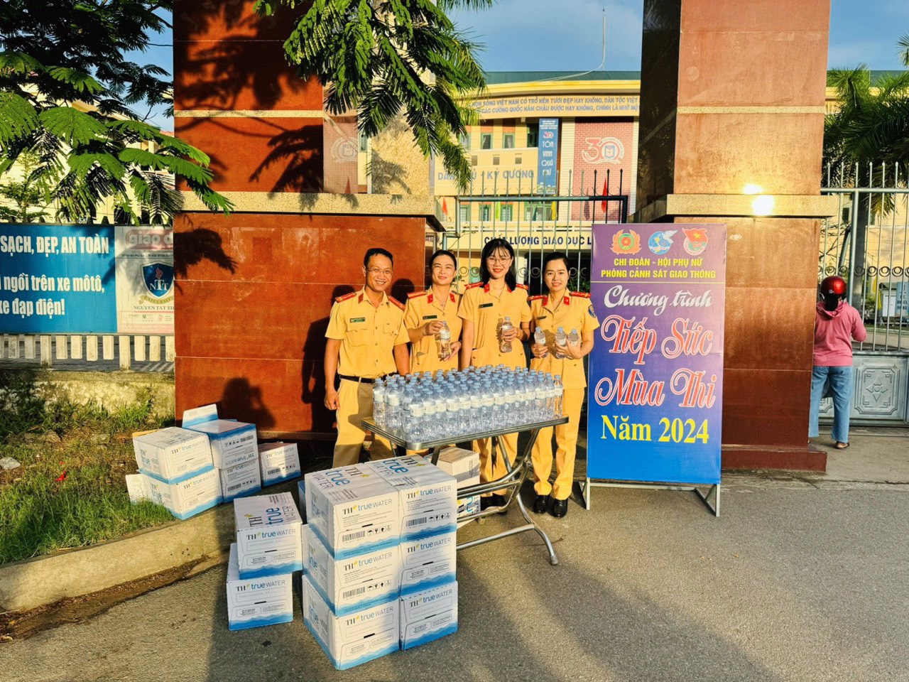 Quảng Ngãi: Các nữ chiến sĩ công an nhiệt tình "Tiếp sức mùa thi" năm 2024 - Ảnh 5.