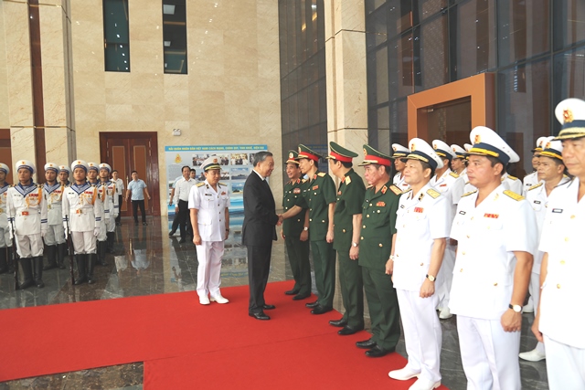 Hải quân Việt Nam thực hiện tốt chương trình “Làm điểm tựa cho ngư dân vươn khơi, bám biển” - Ảnh 2.