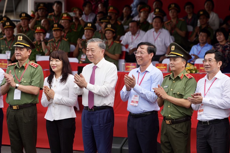 Chủ tịch nước Tô Lâm dự lễ ra mắt lực lượng tham gia bảo vệ an ninh trật tự cơ sở tại TPHCM- Ảnh 1.