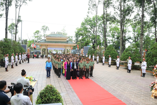 Đoàn đại biểu dự Hội nghị biểu dương phụ nữ điển hình tiên tiến dâng hương, viếng Bác tại Hậu Giang- Ảnh 1.