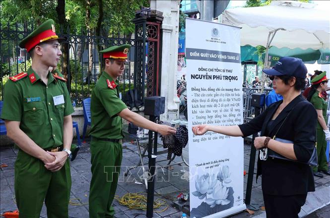 Đông đảo phụ nữ trong dòng người xếp hàng dài vào viếng Tổng Bí thư Nguyễn Phú Trọng- Ảnh 14.