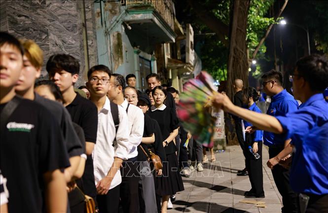 Đông đảo phụ nữ trong dòng người xếp hàng dài vào viếng Tổng Bí thư Nguyễn Phú Trọng- Ảnh 3.