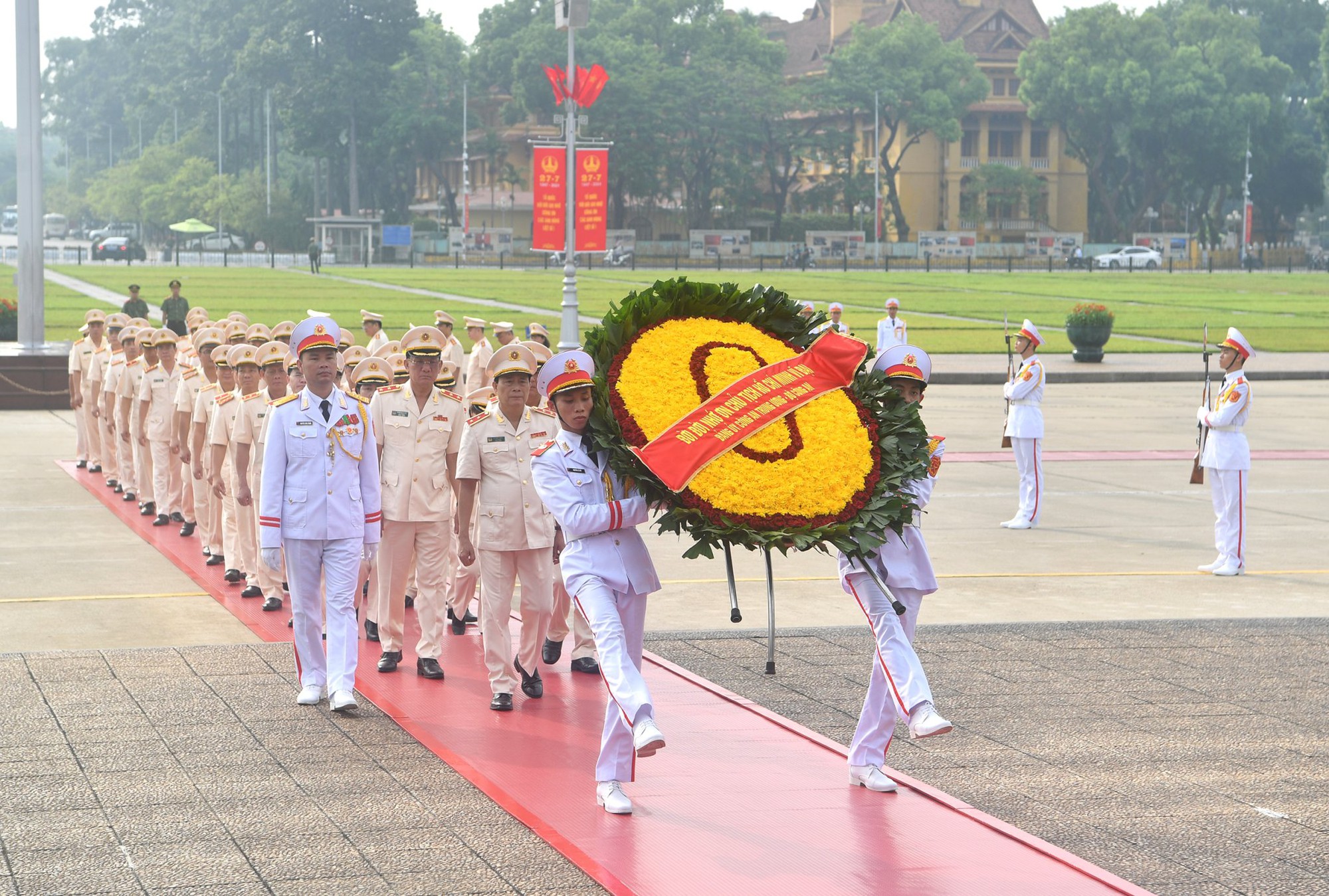 Lãnh đạo Đảng, Nhà nước viếng Chủ tịch Hồ Chí Minh và các Anh hùng liệt sĩ- Ảnh 3.