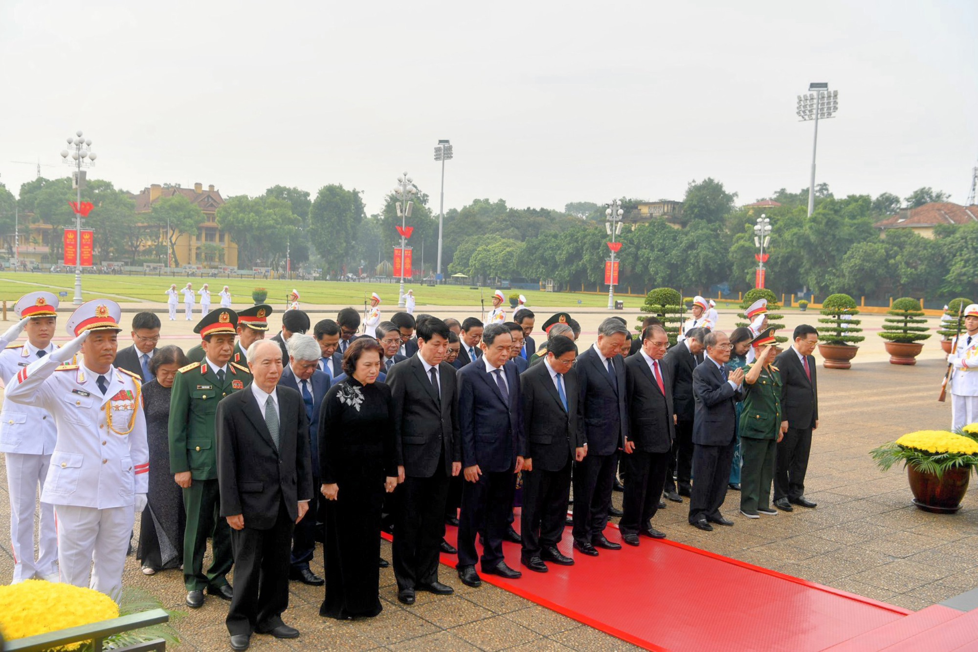 Lãnh đạo Đảng, Nhà nước viếng Chủ tịch Hồ Chí Minh và các Anh hùng liệt sĩ- Ảnh 1.