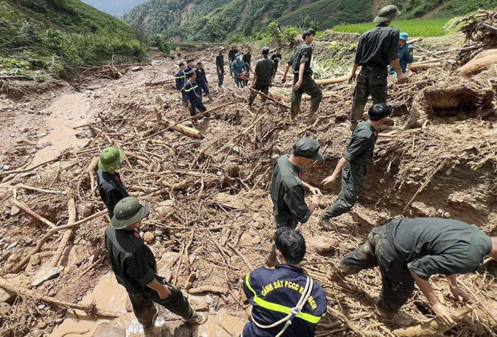 Thi thể nữ nạn nhân bị lũ cuốn trôi ở Mường Pồn được tìm thấy cách 60 cây số- Ảnh 2.