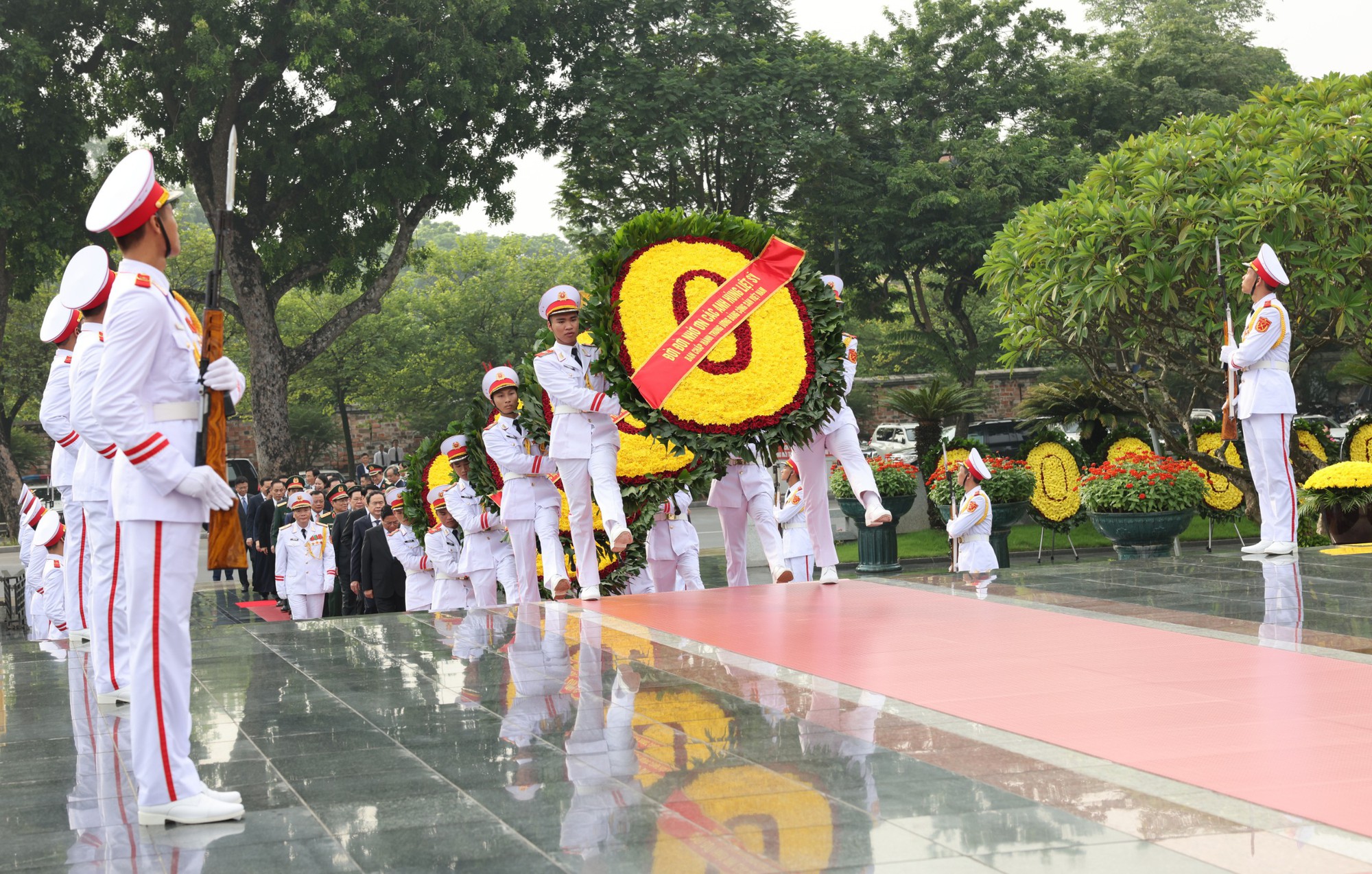 Lãnh đạo Đảng, Nhà nước viếng Chủ tịch Hồ Chí Minh và các Anh hùng liệt sĩ- Ảnh 5.