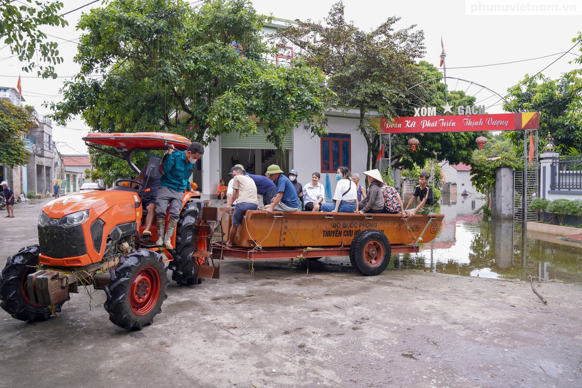 Hà Nội: Huyện Chương Mỹ ngập trong biển nước, hơn 1.000 hộ dân có nguy cơ phải sơ tán- Ảnh 14.