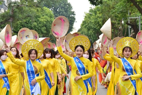 Lễ hội Áo dài Du lịch Hà Nội 2024: Tái hiện hành trình 70 năm Giải phóng Thủ đô- Ảnh 1.