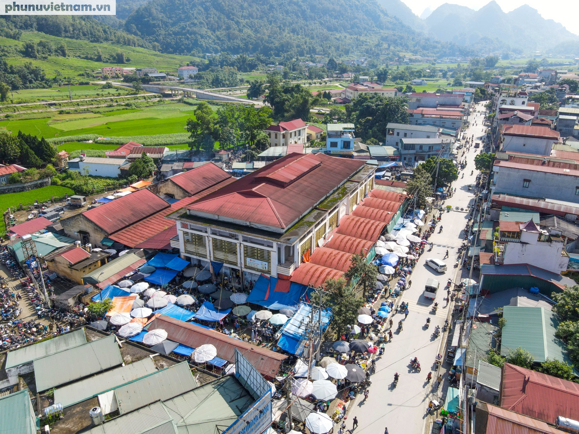 Cao Bằng: Nhộn nhịp chợ phiên Rằm tháng Bảy của đồng bào các dân tộc - Ảnh 1.