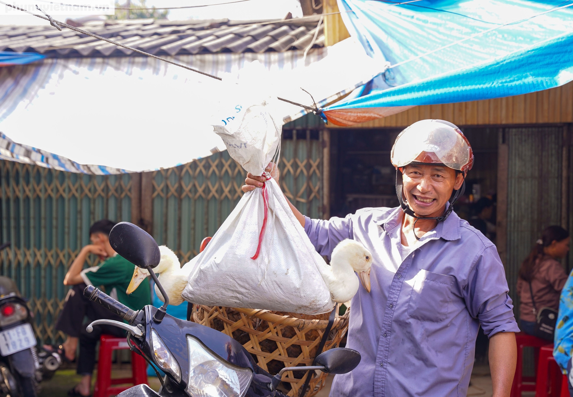 Cao Bằng: Nhộn nhịp chợ phiên Rằm tháng Bảy của đồng bào các dân tộc - Ảnh 5.