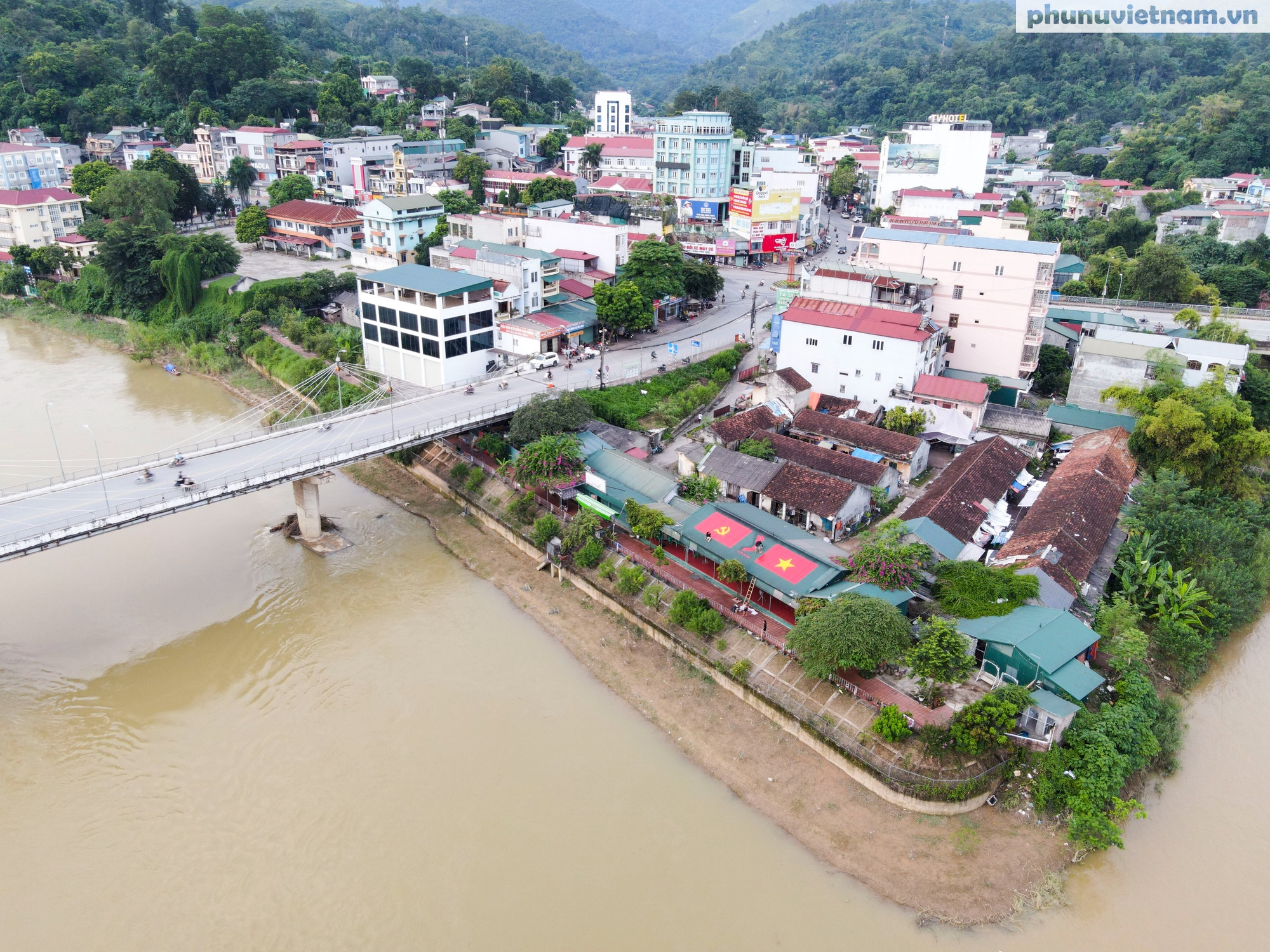 Hai anh em ruột ở Cao Bằng đội nắng mưa vẽ cờ Tổ quốc, cờ Đảng, bản đồ Việt Nam trên mái nhà- Ảnh 2.