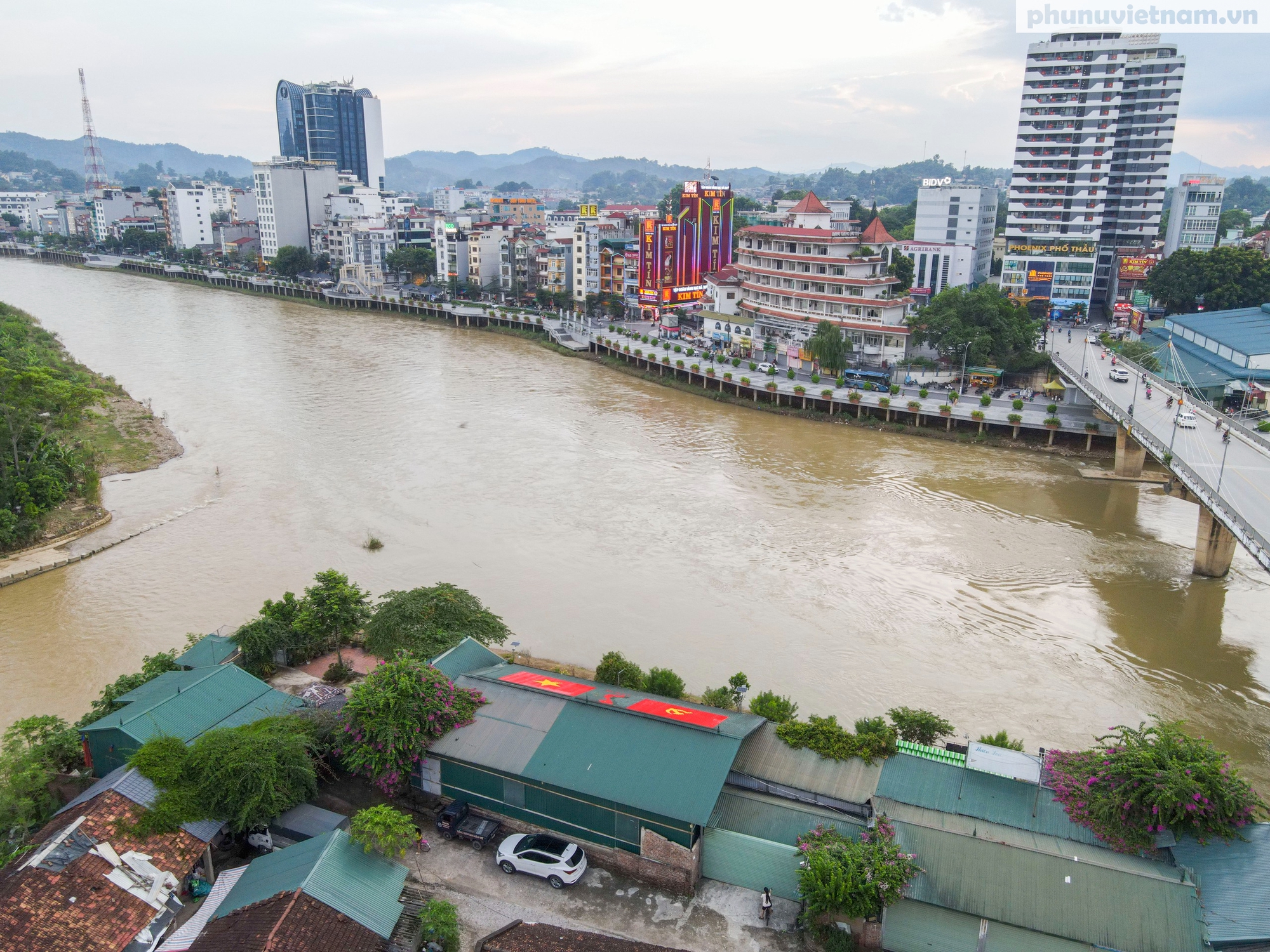 Hai anh em ruột ở Cao Bằng đội nắng mưa vẽ cờ Tổ quốc, cờ Đảng, bản đồ Việt Nam trên mái nhà- Ảnh 12.