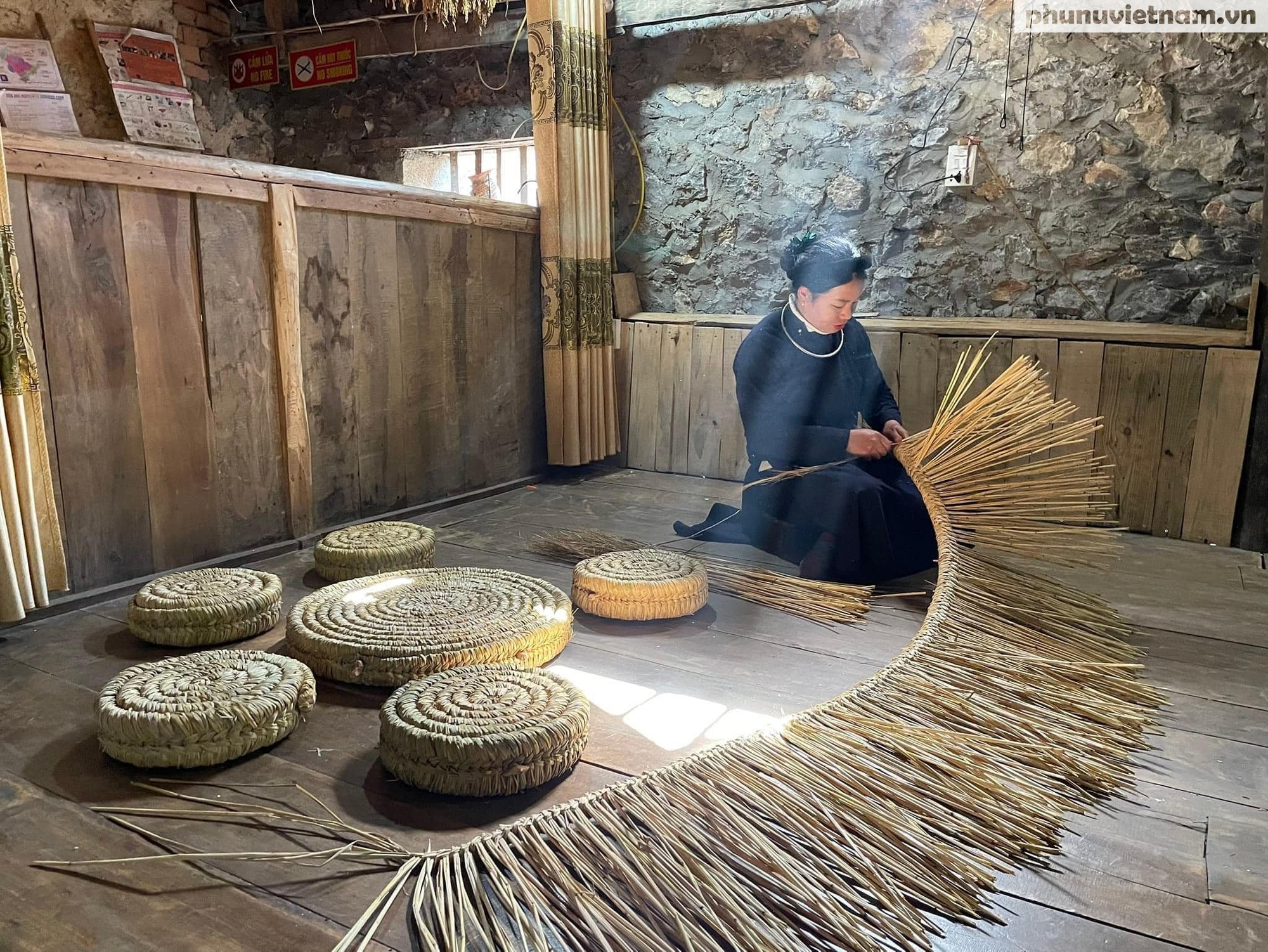 “Vì quanh làng có nhiều điểm du lịch nổi tiếng như thác bản Giốc, động Ngườm Ngao,... nên khách du lịch mỗi khi tham quan xong, cũng thường ghé vào bản, họ thường xin ngủ nhờ. Ban đầu chúng tôi lấy tiền tùy tâm, bao nhiêu cũng đường, nhưng càng về sau khách càng đến đông. Từ đó, cộng với việc tuyên truyền, tập huấn của địa phương, tôi mới nảy lên ý tưởng kinh doanh dịch vụ lưu trú, vay mượn tiền làm homestay”, chị Điệp chia sẻ.