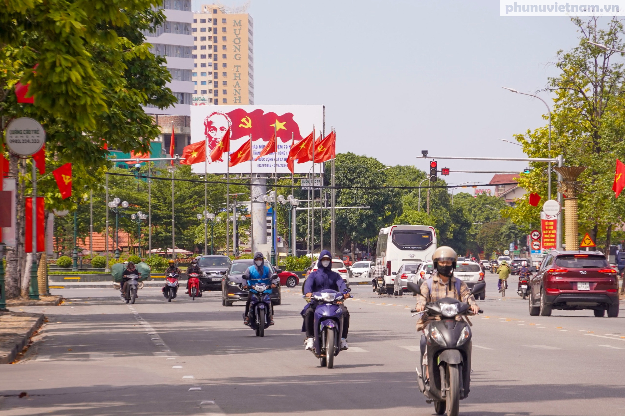 Đường phố Nghệ An rực rỡ cờ hoa chào mừng Quốc khánh 2/9- Ảnh 4.