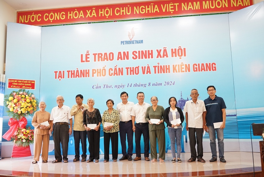 Tập đoàn Dầu khí Việt Nam: Nhiều hoạt động hỗ trợ xóa nhà tạm, giúp đỡ hoàn cảnh khó khăn- Ảnh 2.