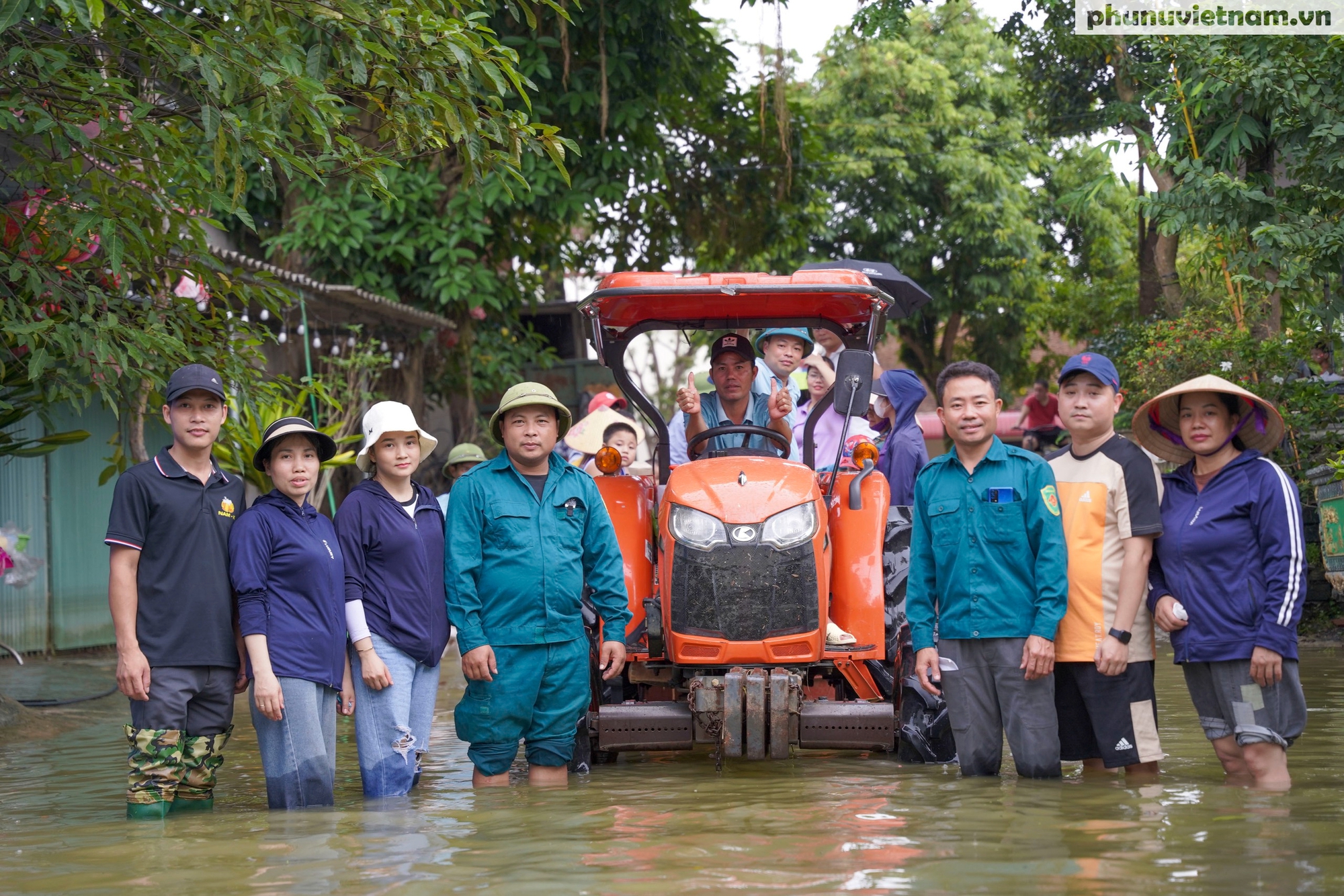 Những “nụ cười vượt khó” của người dân Chương Mỹ trong cảnh biển nước mênh mông- Ảnh 1.