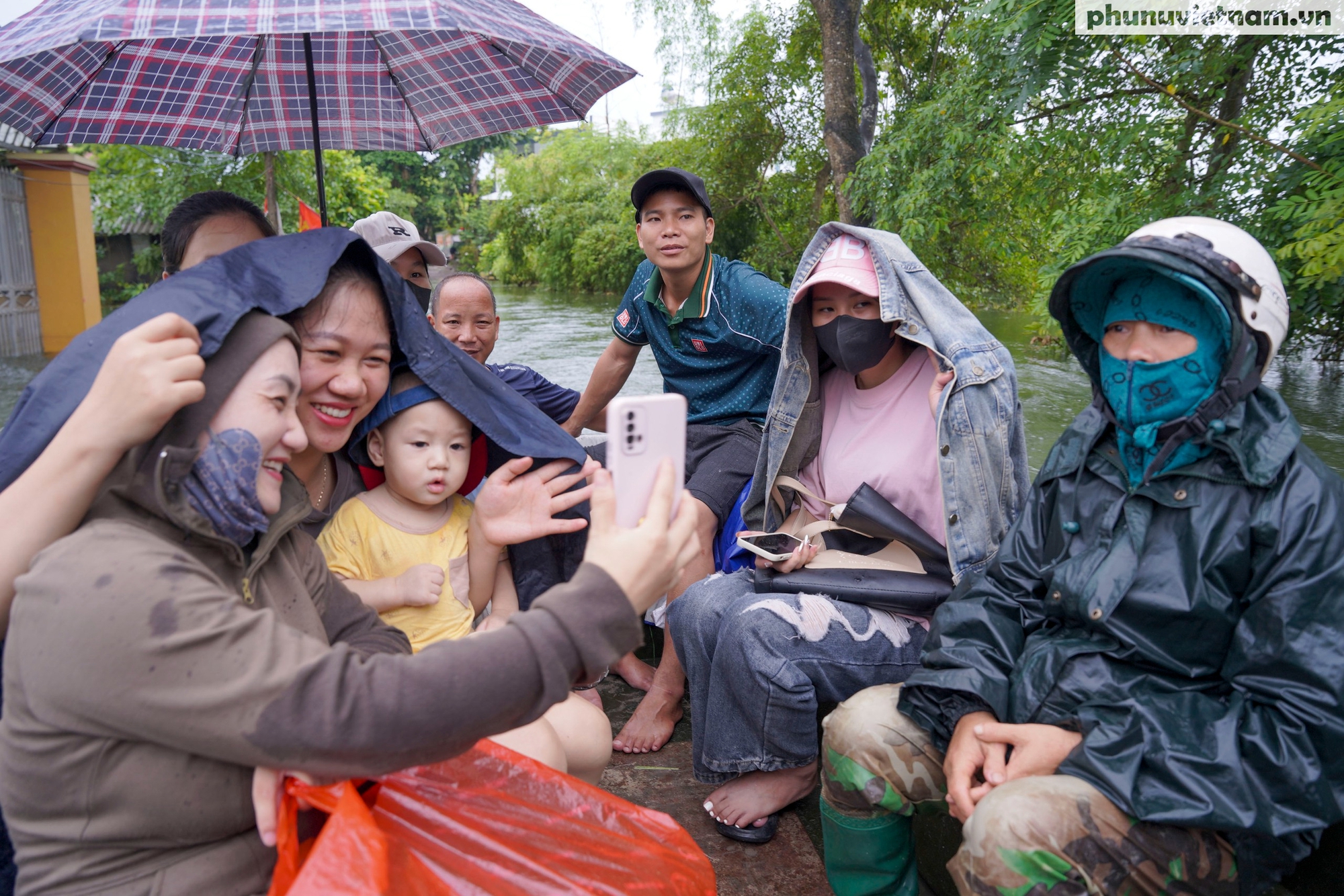 Những “nụ cười vượt khó” của người dân Chương Mỹ trong cảnh biển nước mênh mông- Ảnh 2.