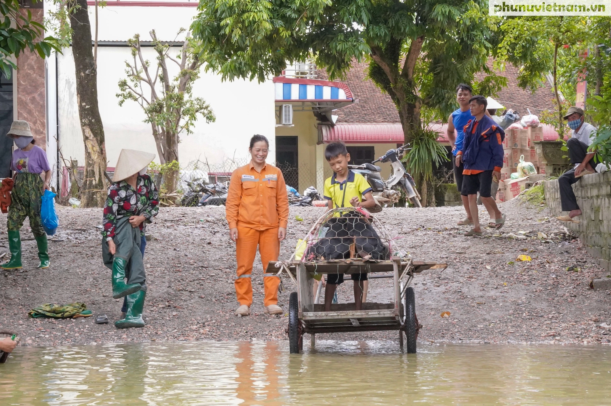 Những “nụ cười vượt khó” của người dân Chương Mỹ trong cảnh biển nước mênh mông- Ảnh 3.