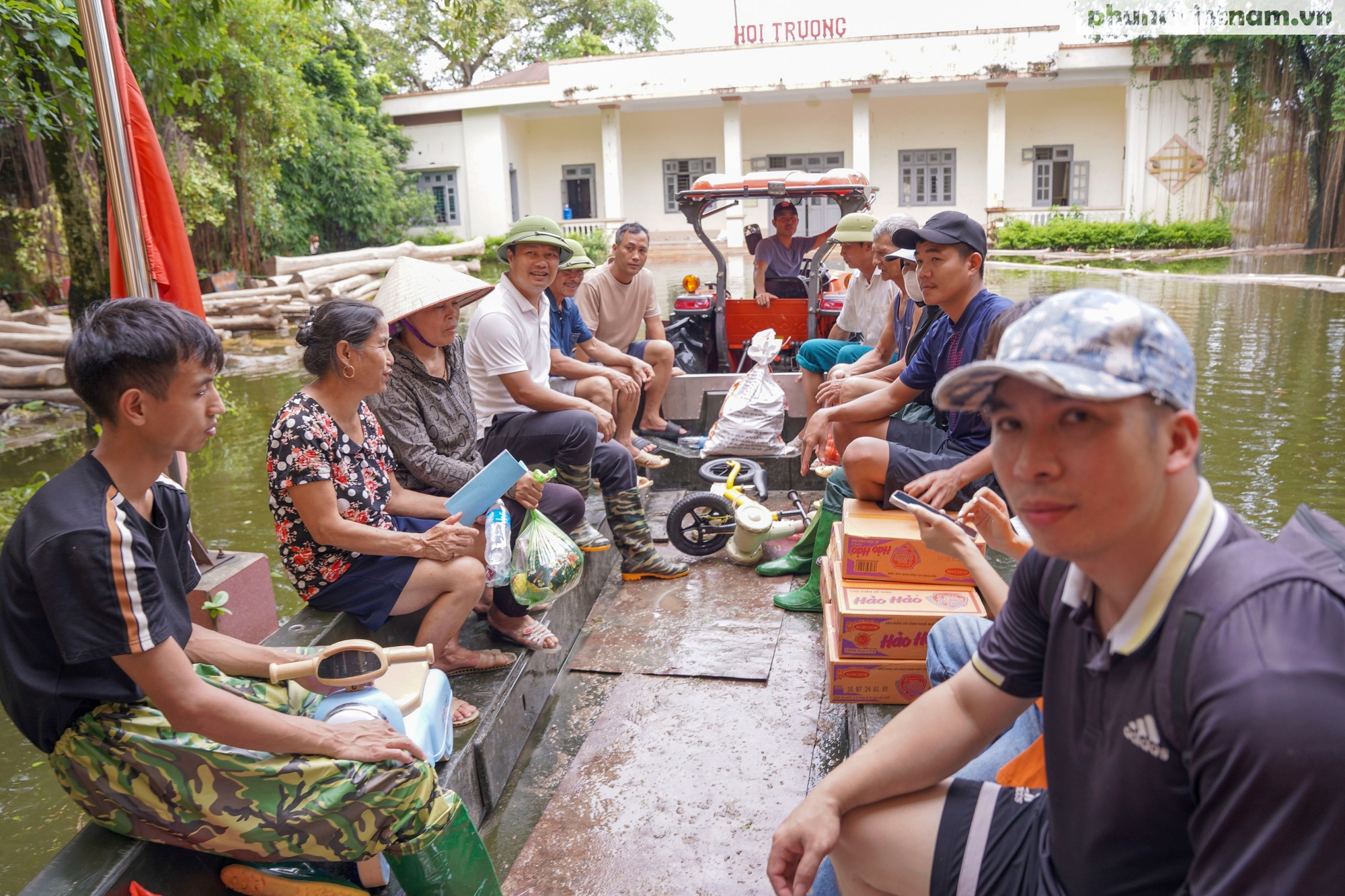 Những “nụ cười vượt khó” của người dân Chương Mỹ trong cảnh biển nước mênh mông- Ảnh 6.