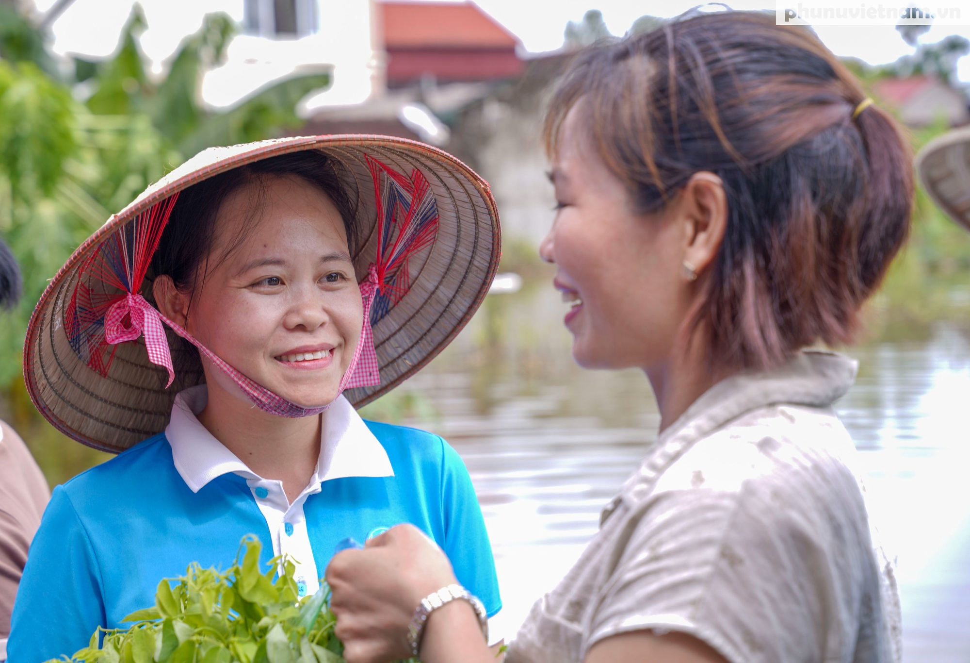 Những “nụ cười vượt khó” của người dân Chương Mỹ trong cảnh biển nước mênh mông- Ảnh 7.