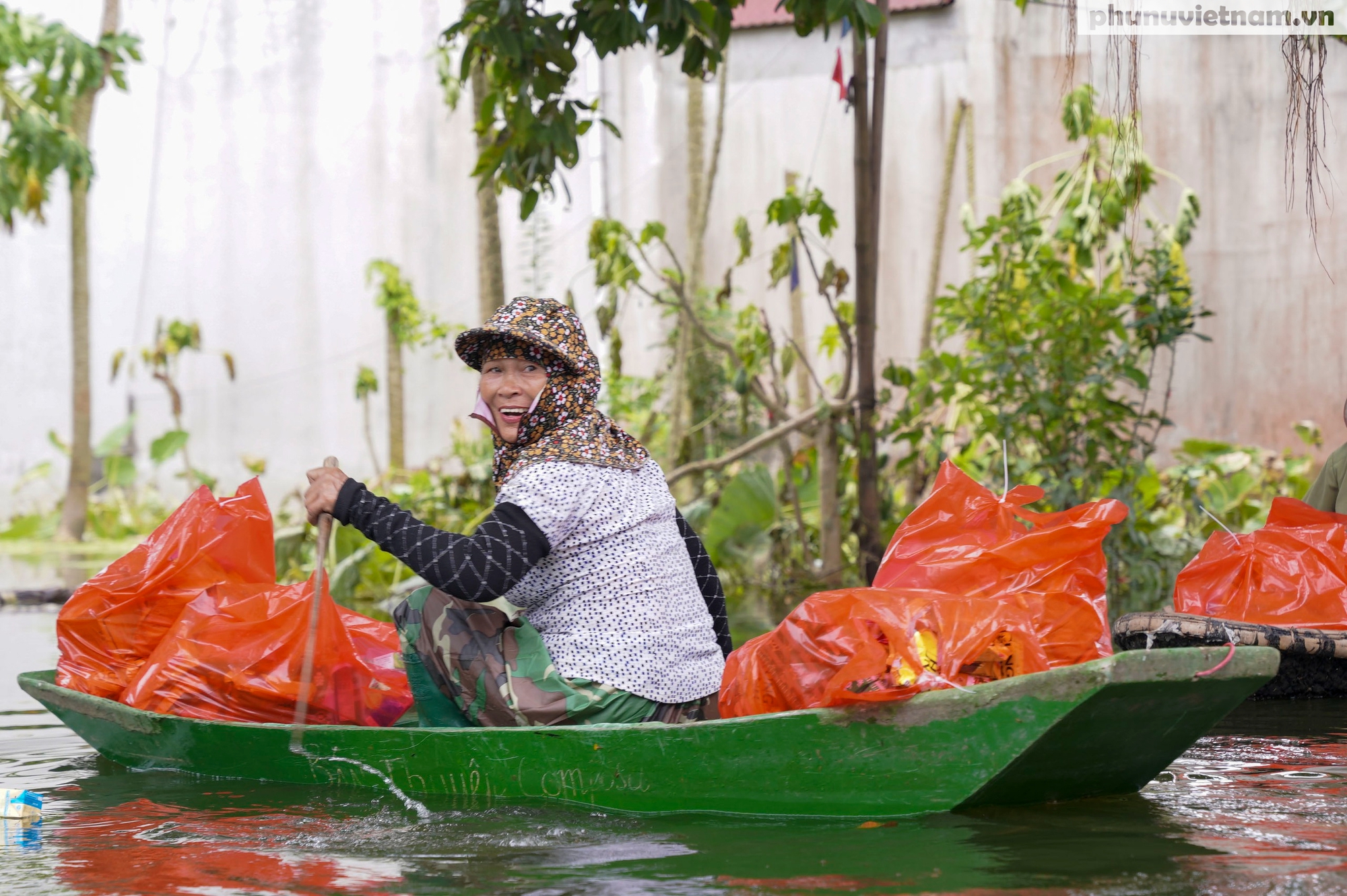 Những “nụ cười vượt khó” của người dân Chương Mỹ trong cảnh biển nước mênh mông- Ảnh 9.