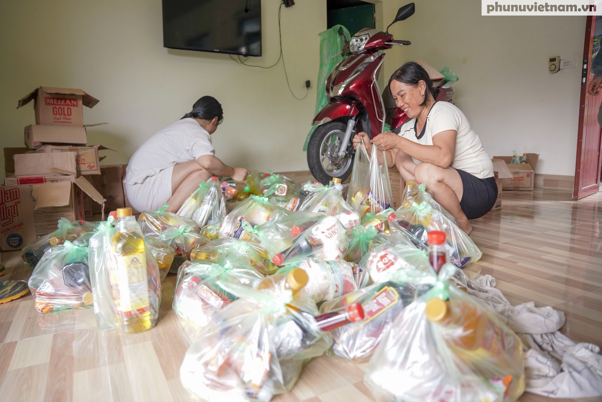 Những “nụ cười vượt khó” của người dân Chương Mỹ trong cảnh biển nước mênh mông- Ảnh 11.