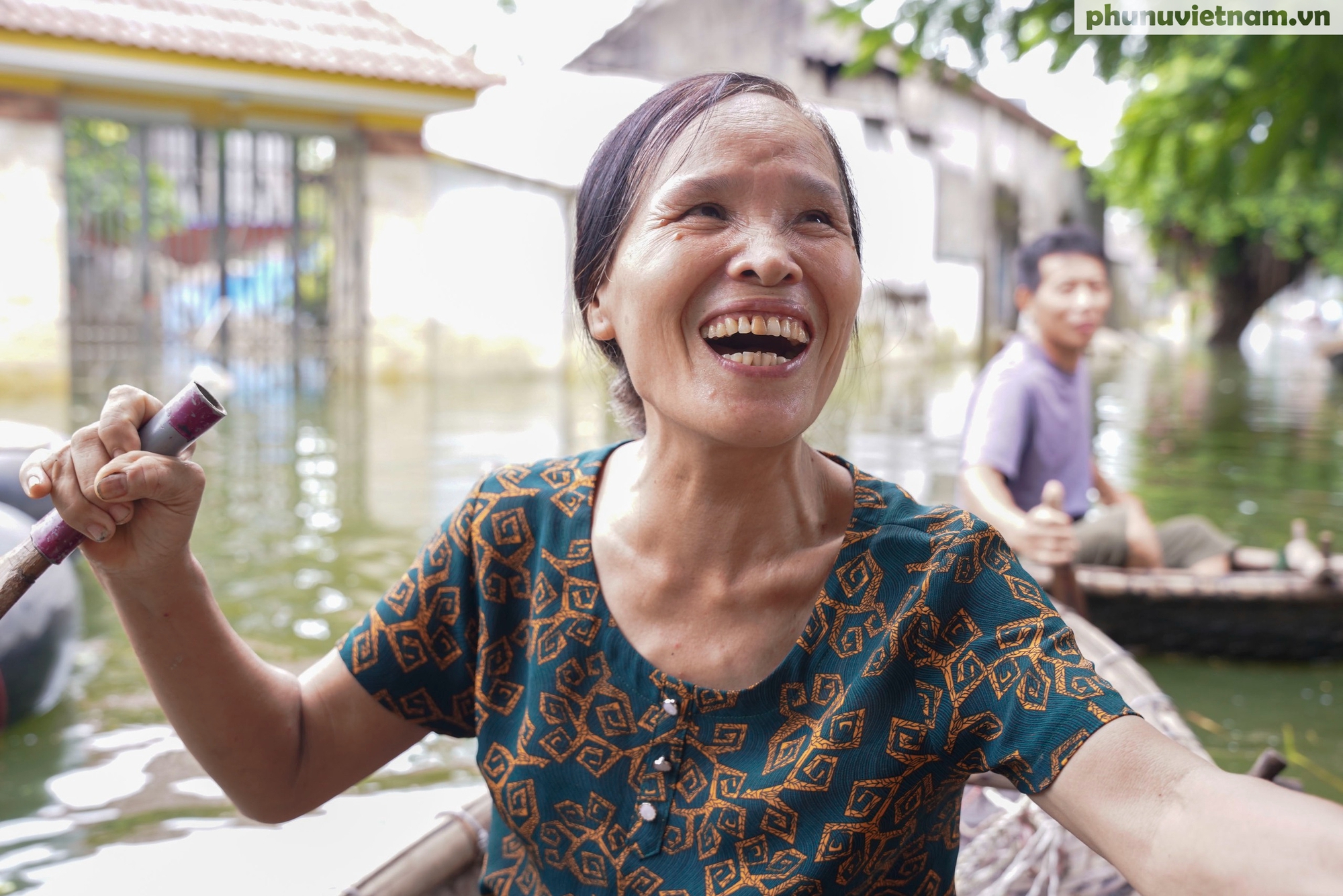 Những “nụ cười vượt khó” của người dân Chương Mỹ trong cảnh biển nước mênh mông- Ảnh 12.