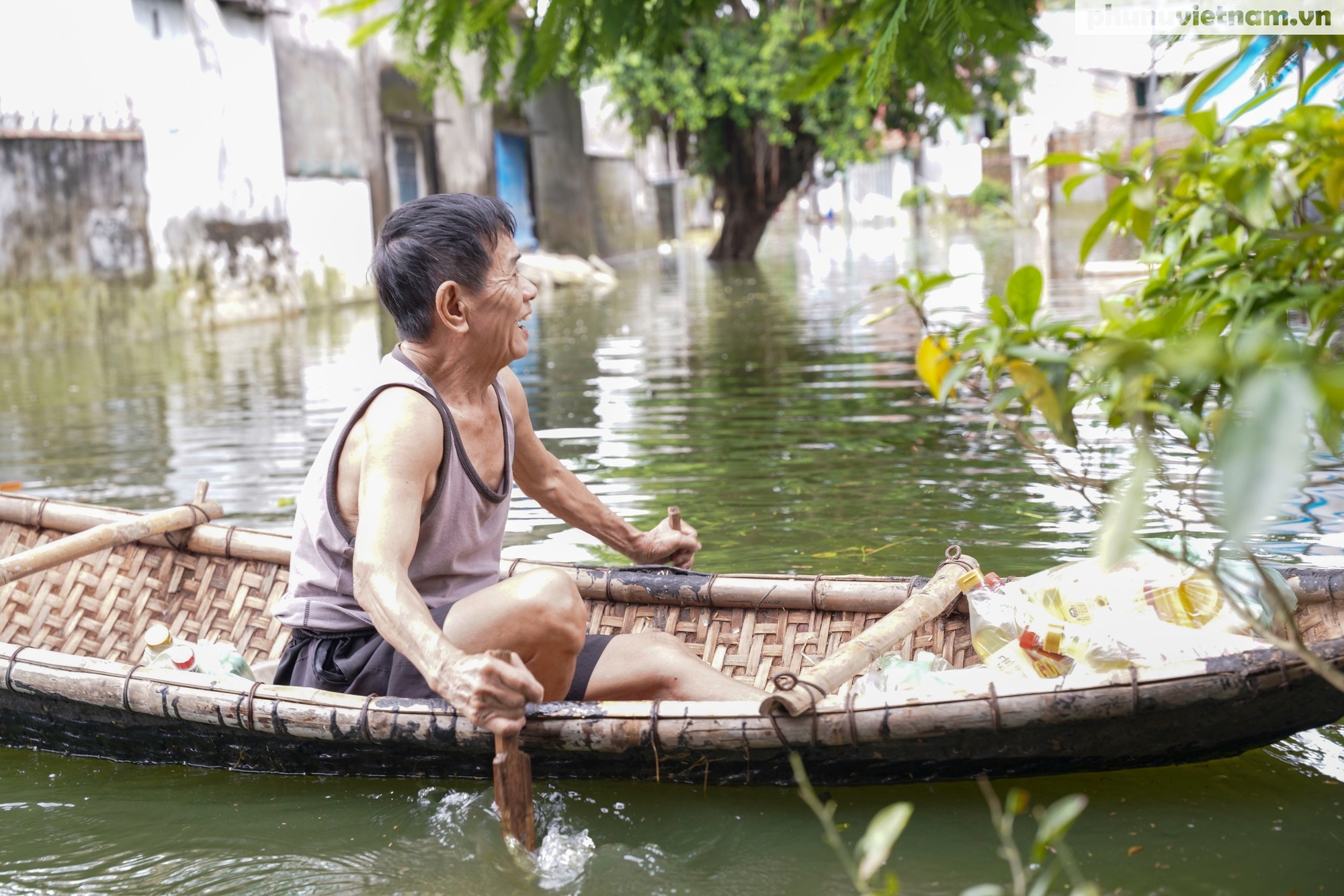 Những “nụ cười vượt khó” của người dân Chương Mỹ trong cảnh biển nước mênh mông- Ảnh 13.