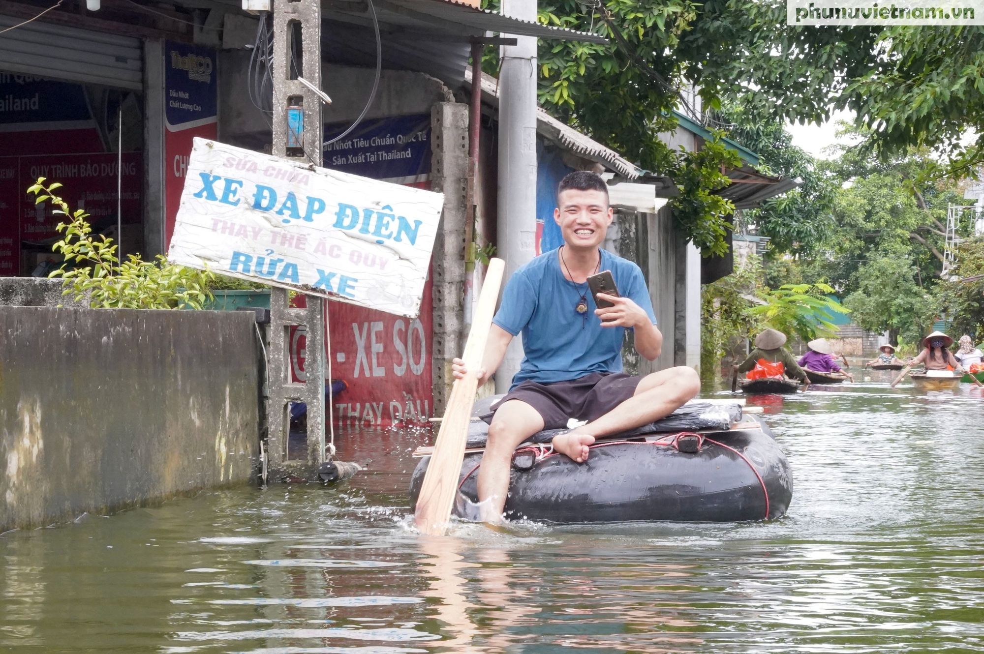 Những “nụ cười vượt khó” của người dân Chương Mỹ trong cảnh biển nước mênh mông- Ảnh 16.