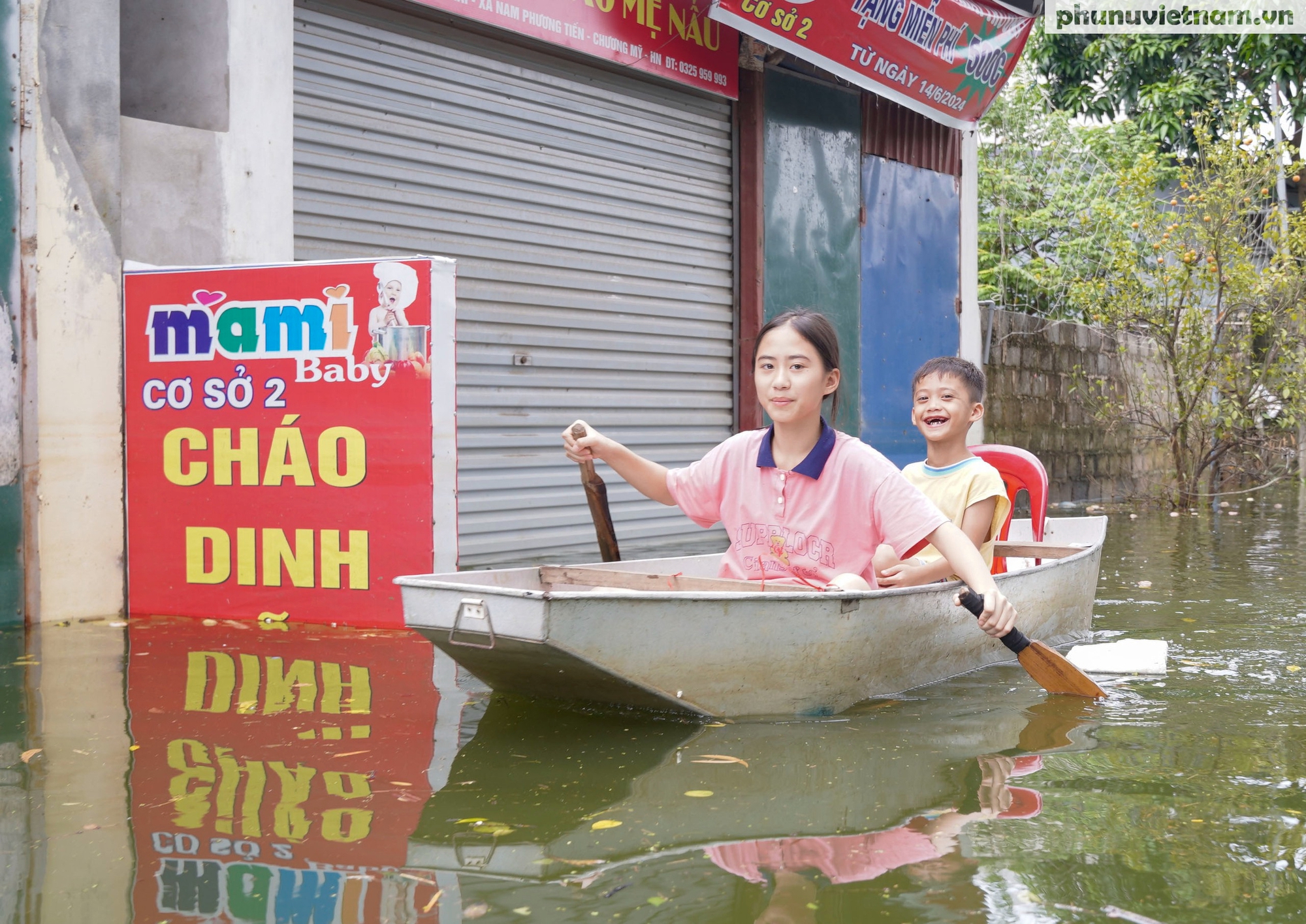 Những “nụ cười vượt khó” của người dân Chương Mỹ trong cảnh biển nước mênh mông- Ảnh 17.