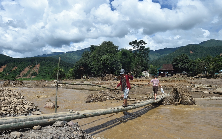 Phó Thủ tướng Trần Lưu Quang thăm hỏi các gia đình bị thiệt hại bởi mưa lũ tại Điện Biên- Ảnh 12.