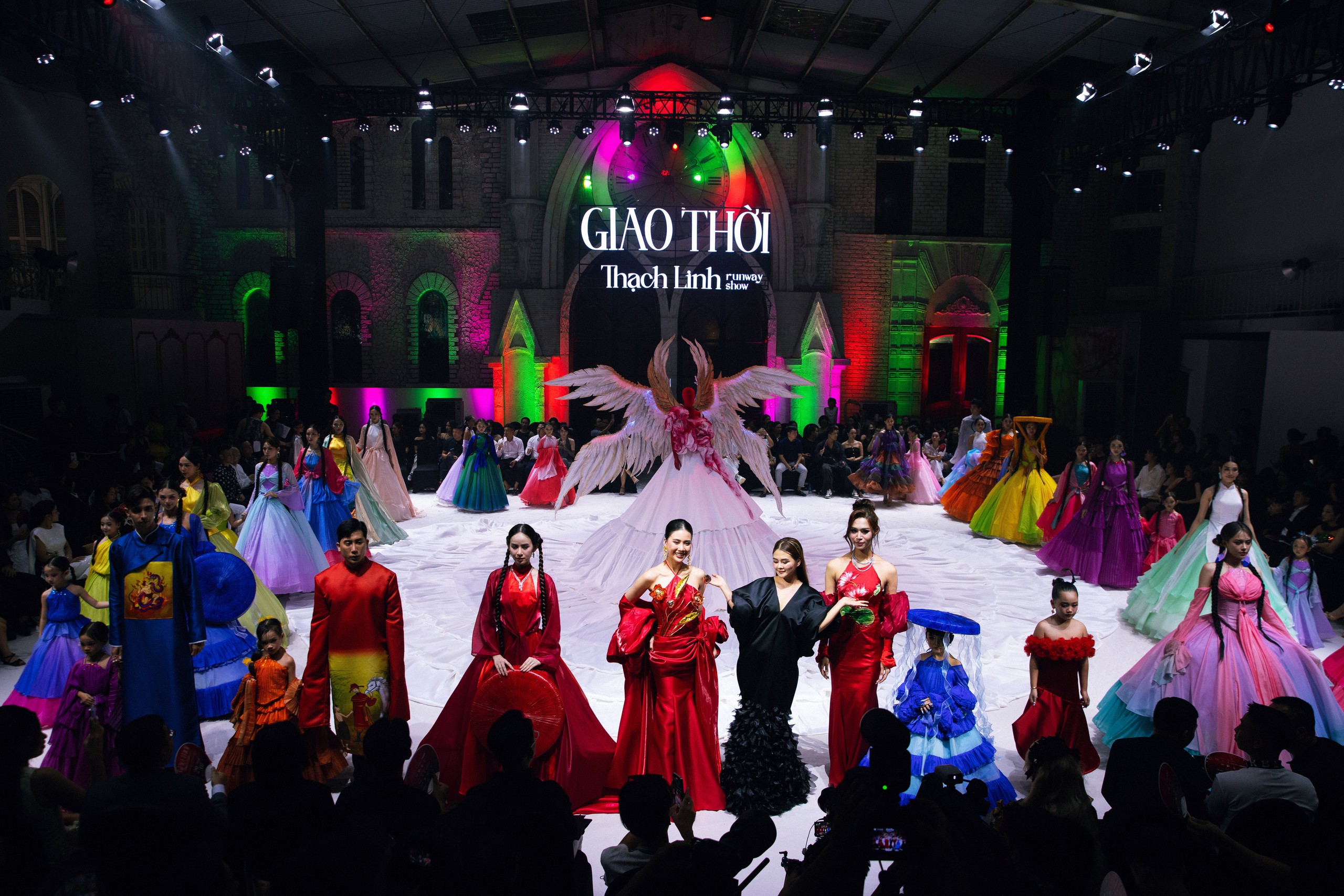 Fashion Show "Giao thời" là show diễn nằm trong chương trình Quảng bá văn hóa du lịch 63 tỉnh thành do NTK Thạch Linh sáng lập từ năm 2023, dự kiến sẽ thực hiện ở khắp 3 miền đất nước. Tham gia chương trình có nhiều hoa hậu, người mẫu nổi tiếng như Siêu mẫu Minh Tú, Hoa hậu Bùi Quỳnh Hoa, Quán quân The Face 2023 Huỳnh Tú Anh, Hoa khôi Hà Nội 2022 Vũ Thu Trà My, Á quân Vietnam Next Top Model Allstars 2011 TyhD Thùy Dương… Fashion Show "Giao thời" là show diễn nằm trong chương trình Quảng bá văn hóa du lịch 63 tỉnh thành do NTK Thạch Linh sáng lập từ năm 2023, dự kiến sẽ thực hiện ở khắp 3 miền đất nước. Tham gia chương trình có nhiều hoa hậu, người mẫu nổi tiếng như Siêu mẫu Minh Tú, Hoa hậu Bùi Quỳnh Hoa, Quán quân The Face 2023 Huỳnh Tú Anh, Hoa khôi Hà Nội 2022 Vũ Thu Trà My, Á quân Vietnam Next Top Model Allstars 2011 TyhD Thùy Dương…