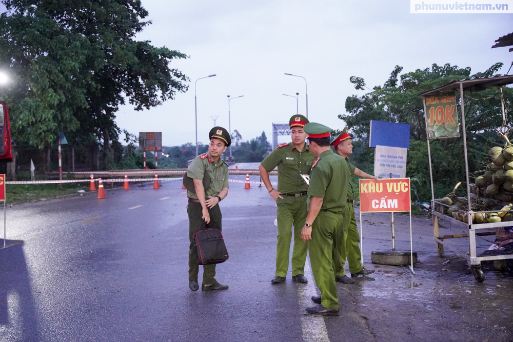 Đau thắt ruột gan, đỏ mắt ngóng tin người thân mất tích vụ trong sập cầu Phong Châu- Ảnh 2.