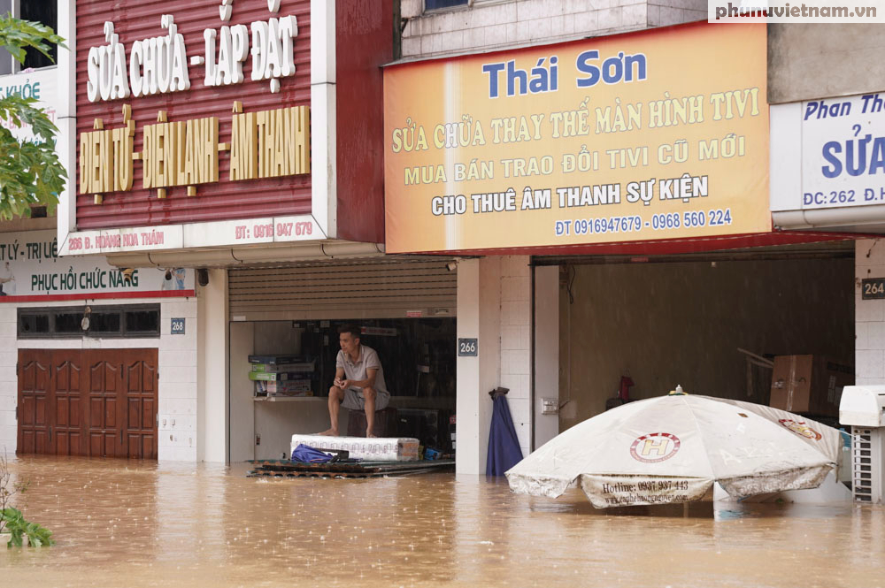 TP Yên Bái chìm trong biển nước, gần 8.000 ngôi nhà bị ngập, 10 người chết và mất tích- Ảnh 6.