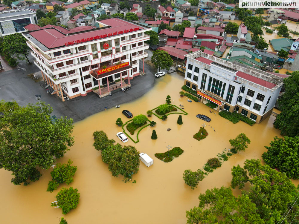 TP Yên Bái chìm trong biển nước, gần 8.000 ngôi nhà bị ngập, 10 người chết và mất tích- Ảnh 9.