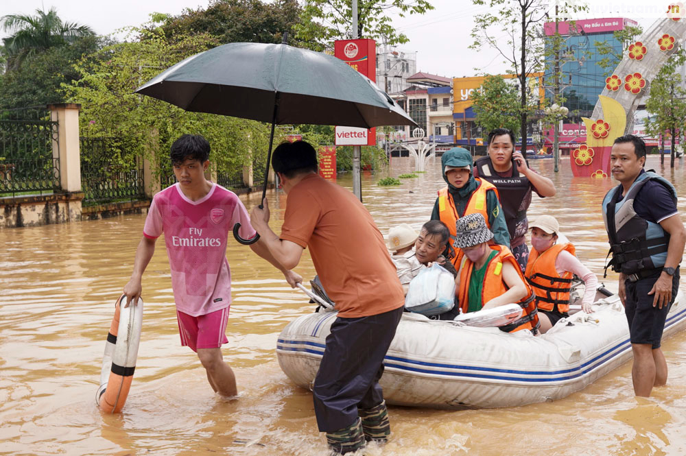 TP Yên Bái chìm trong biển nước, gần 8.000 ngôi nhà bị ngập, 10 người chết và mất tích- Ảnh 17.