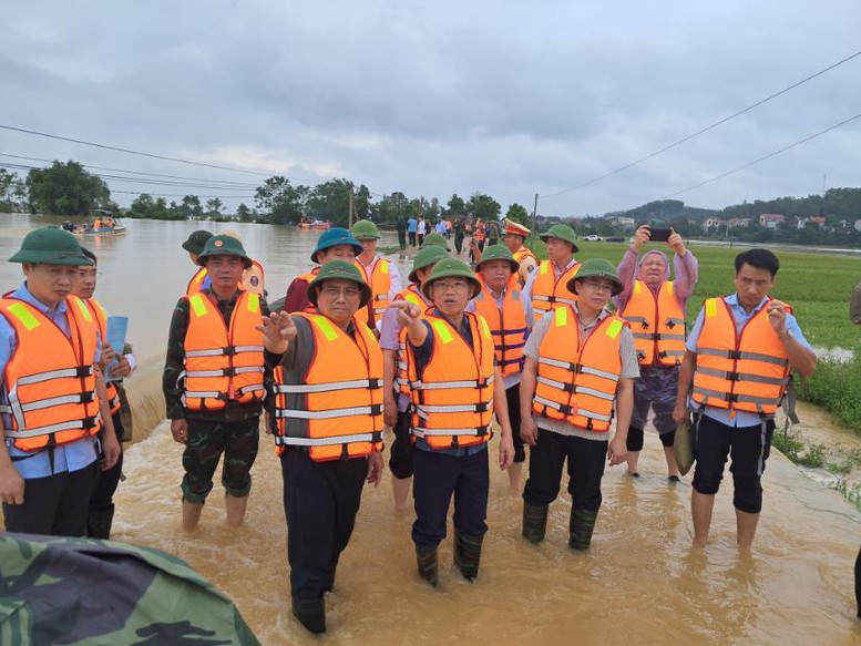 Thủ tướng về xã bị cô lập của Bắc Giang, kiểm tra công tác ứng phó mưa lũ- Ảnh 1.