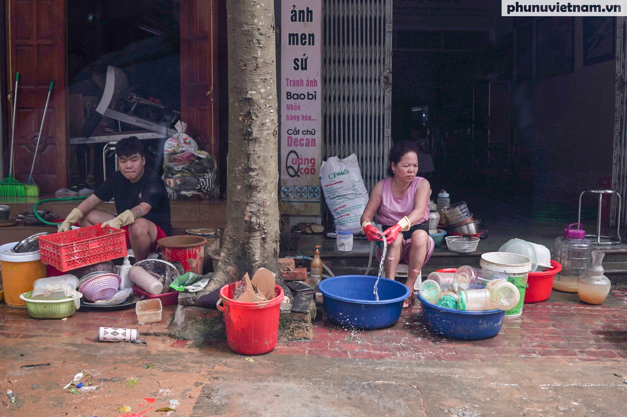 Người dân vùng ngập lụt ở TP Yên Bái tất bật dọn dẹp sau khi nước rút- Ảnh 6.