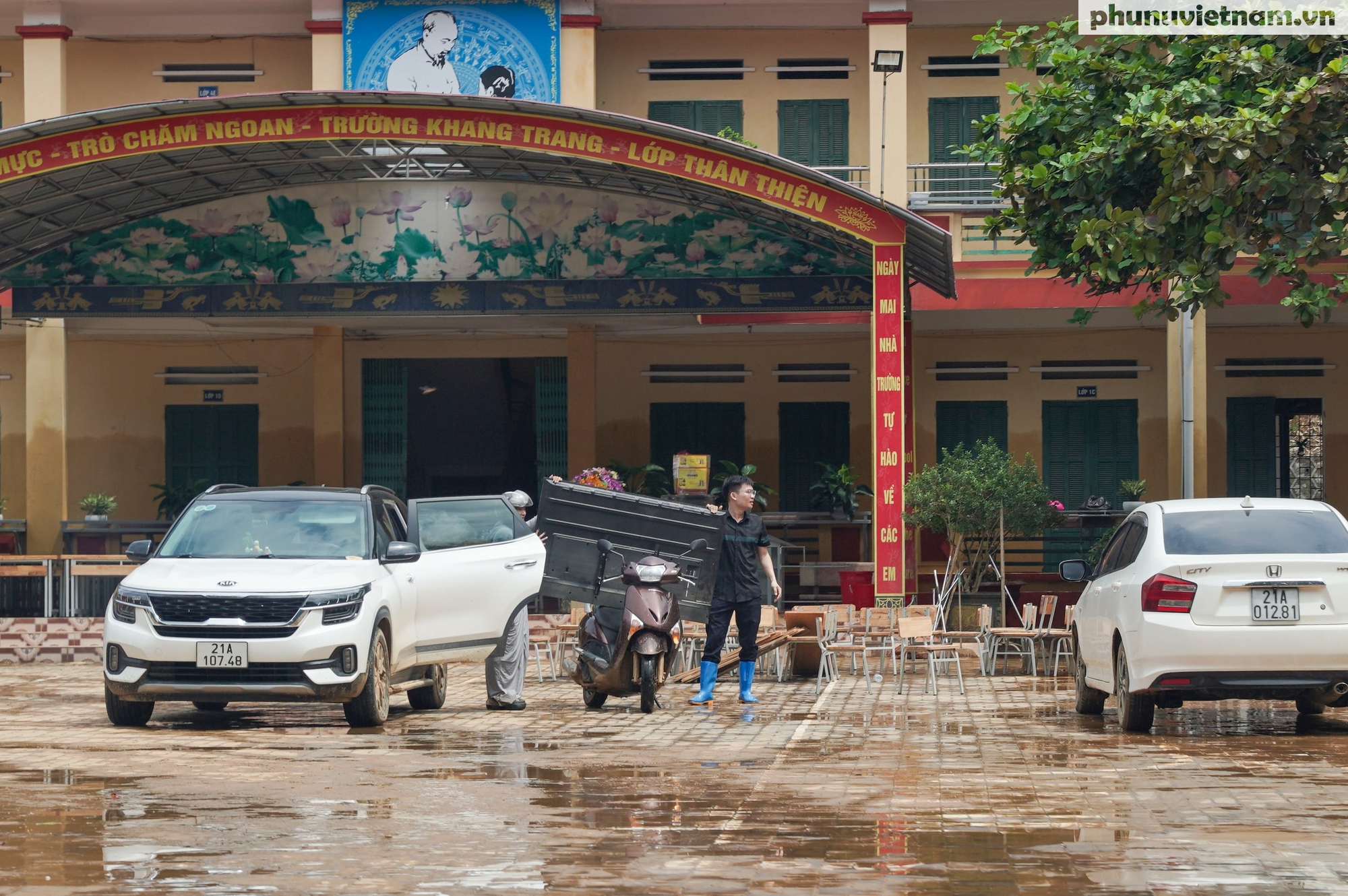 Người dân vùng ngập lụt ở TP Yên Bái tất bật dọn dẹp sau khi nước rút- Ảnh 7.