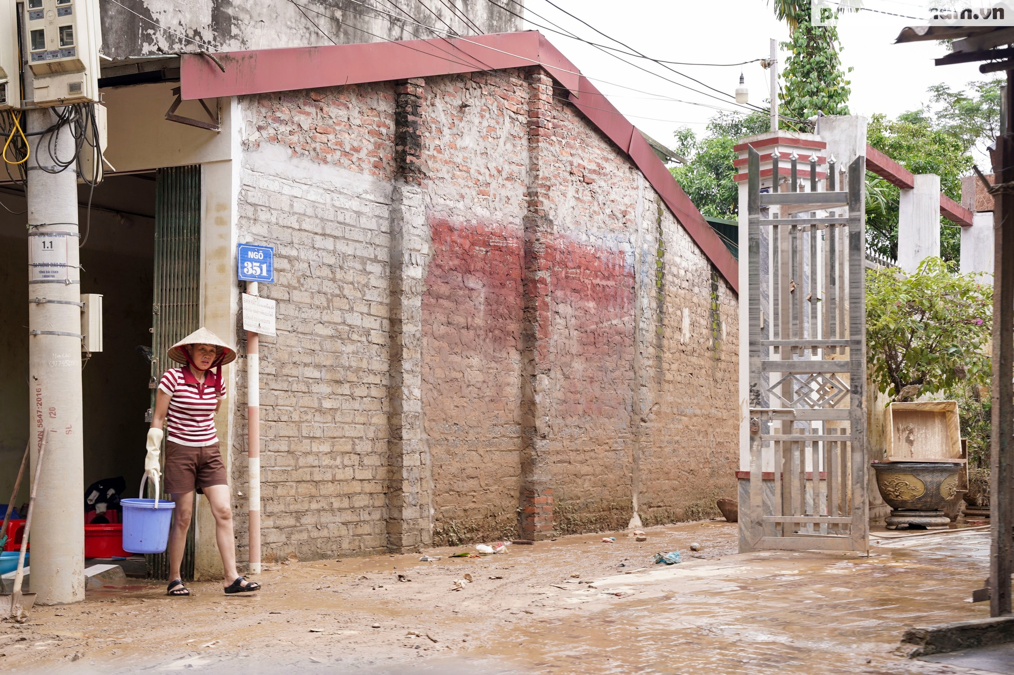 Người dân vùng ngập lụt ở TP Yên Bái tất bật dọn dẹp sau khi nước rút- Ảnh 10.