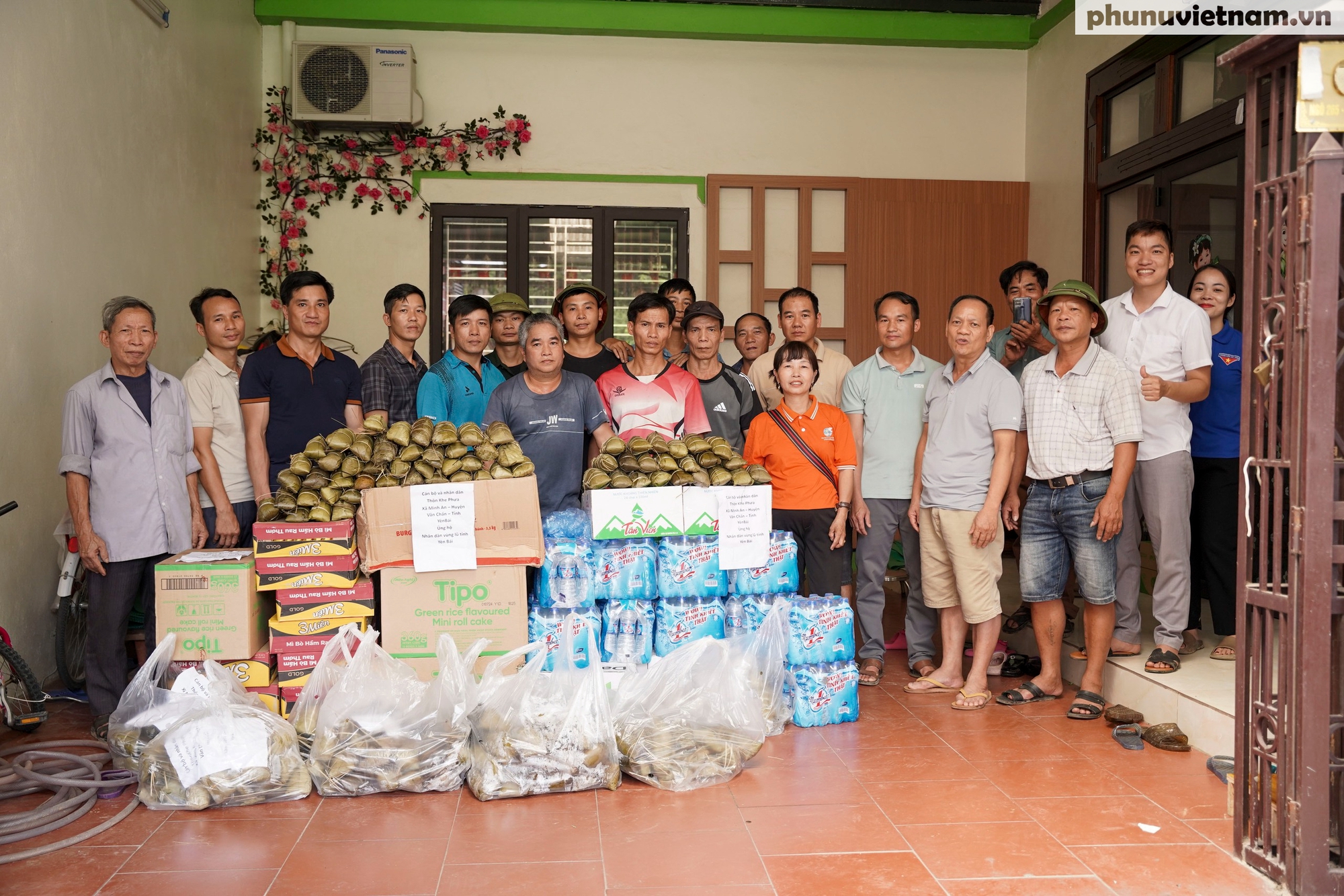 Nhân dân thôn đặc biệt khó khăn đêm ngày đỏ lửa luộc bánh chưng gù chuyển tới vùng lũ ở thành phố- Ảnh 1.