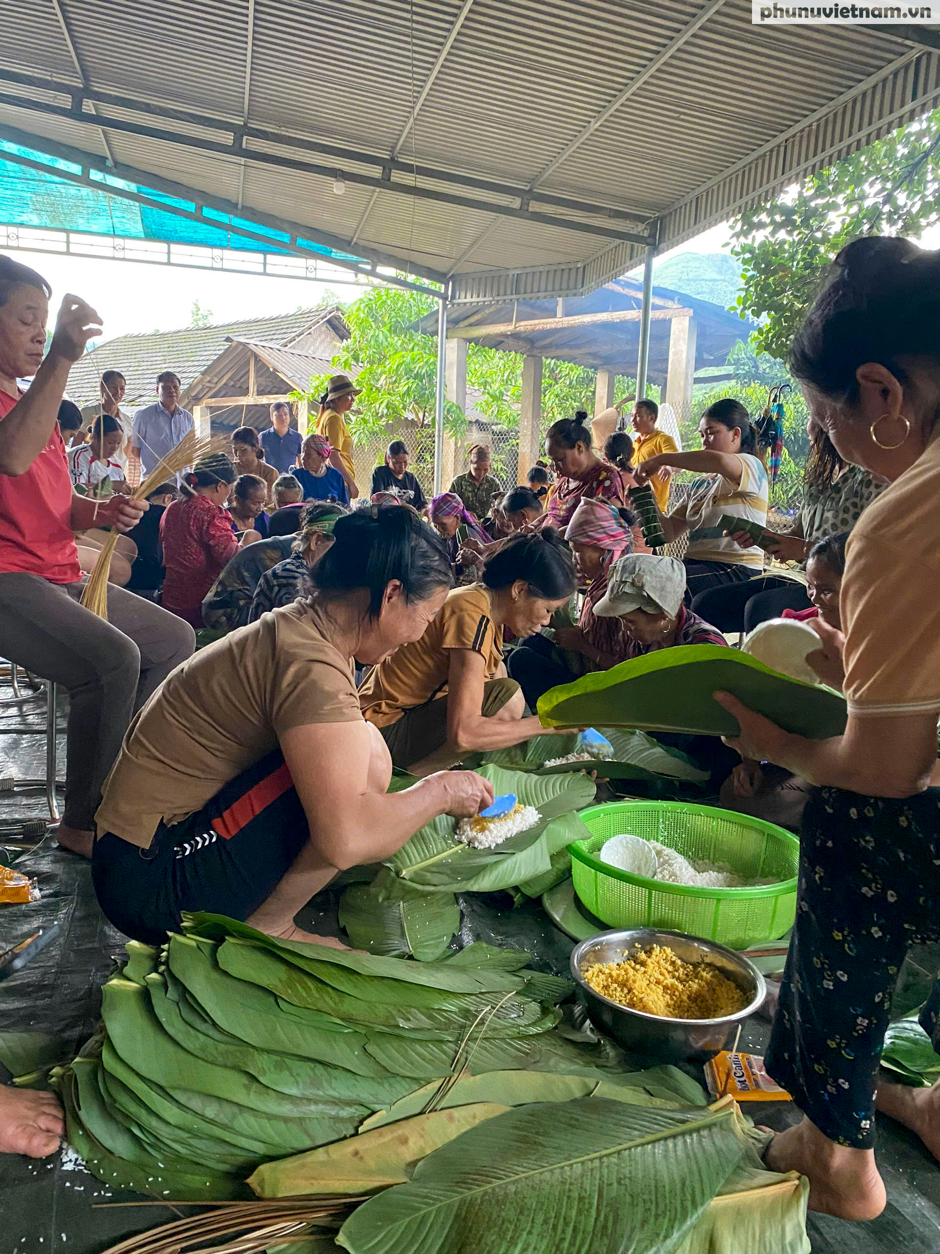 Nhân dân thôn đặc biệt khó khăn đêm ngày đỏ lửa luộc bánh chưng gù chuyển tới vùng lũ ở thành phố- Ảnh 3.