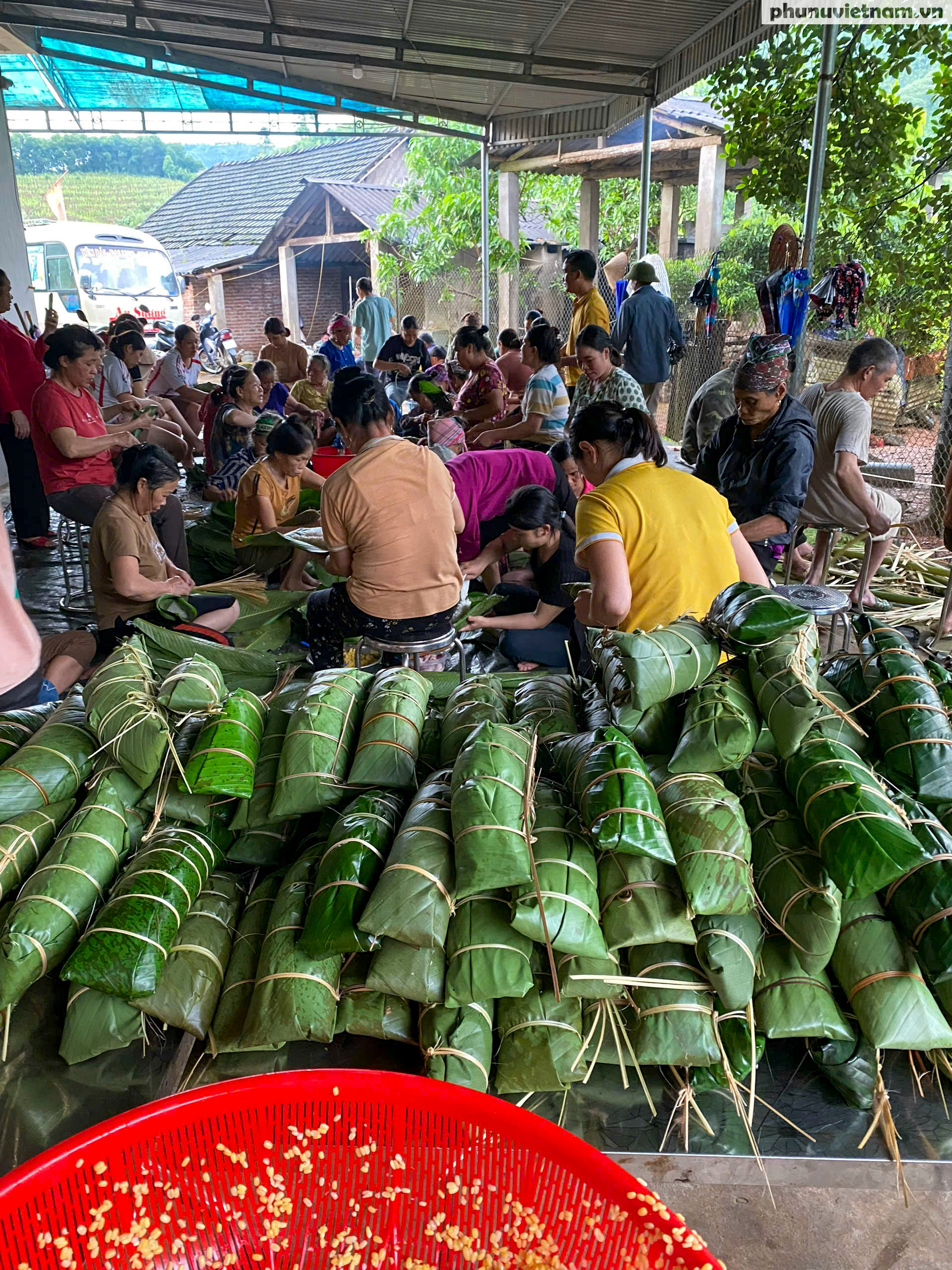 Nhân dân thôn đặc biệt khó khăn đêm ngày đỏ lửa luộc bánh chưng gù chuyển tới vùng lũ ở thành phố- Ảnh 5.