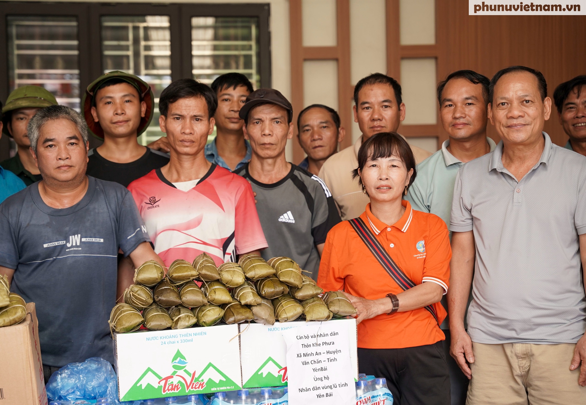 Nhân dân thôn đặc biệt khó khăn đêm ngày đỏ lửa luộc bánh chưng gù chuyển tới vùng lũ ở thành phố- Ảnh 8.