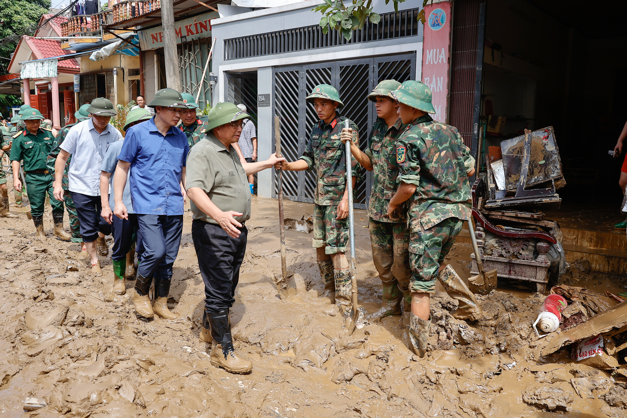 Thủ tướng Phạm Minh Chính chỉ đạo ứng phó, khắc phục hậu quả mưa lũ, thiên tai tại Yên Bái, Lào Cai- Ảnh 14.