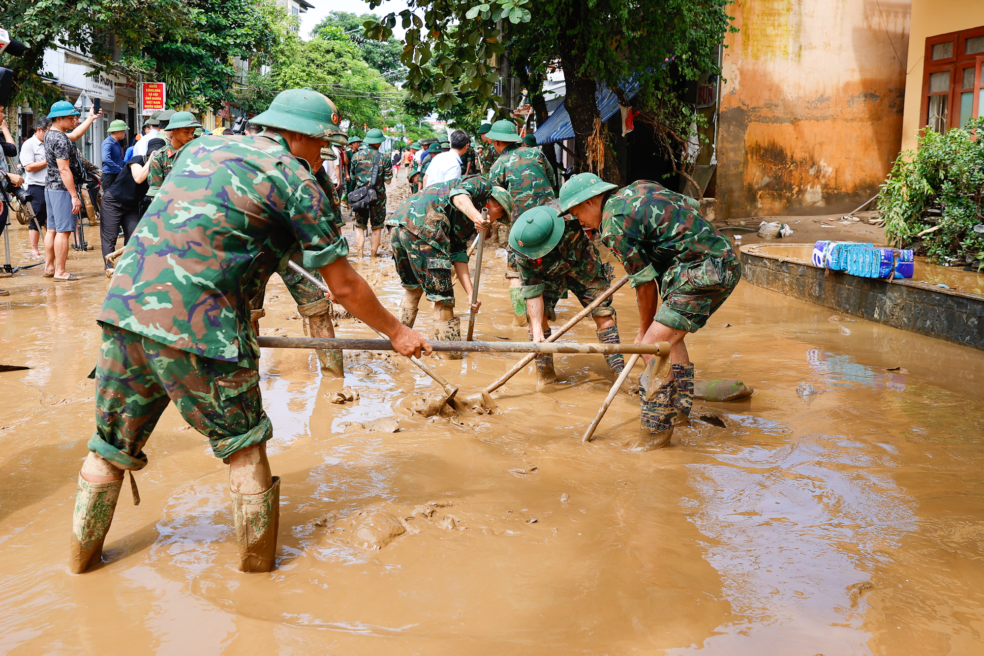 Thủ tướng Phạm Minh Chính chỉ đạo ứng phó, khắc phục hậu quả mưa lũ, thiên tai tại Yên Bái, Lào Cai- Ảnh 17.