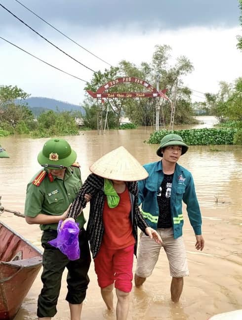 Phụ nữ Công an Hải Dương tặng nhu yếu phẩm, áo phao cho người dân vùng lũ - Ảnh 2.