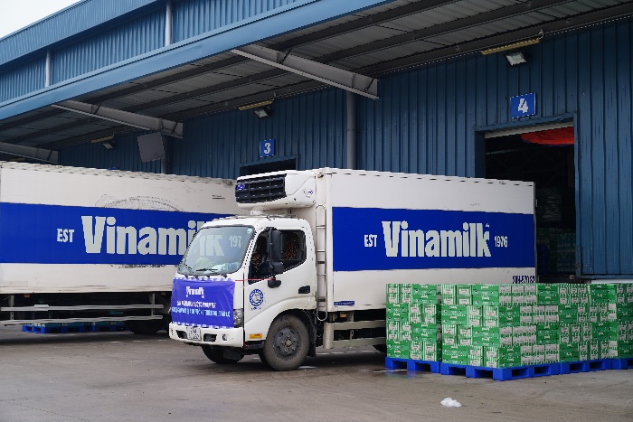 Vinamilk hỗ trợ 550.000 sản phẩm sữa, nước cho trẻ em và người dân vùng bão lũ- Ảnh 3.