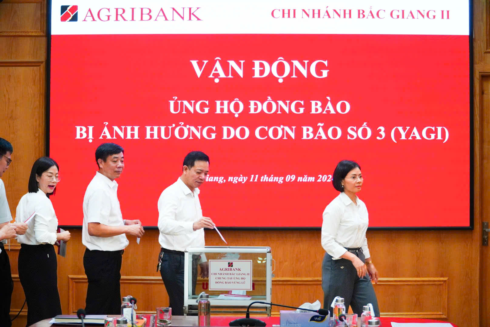 Cán bộ, người lao động Agribank ủng hộ 01 ngày lương khắc phục hậu quả bão số 3- Ảnh 1.